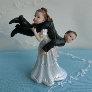 Tortenfigur - Braut trägt Bräutigam über den Schultern