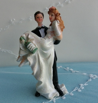 Tortenfigur - Bräutigam trägt Braut und Champagner